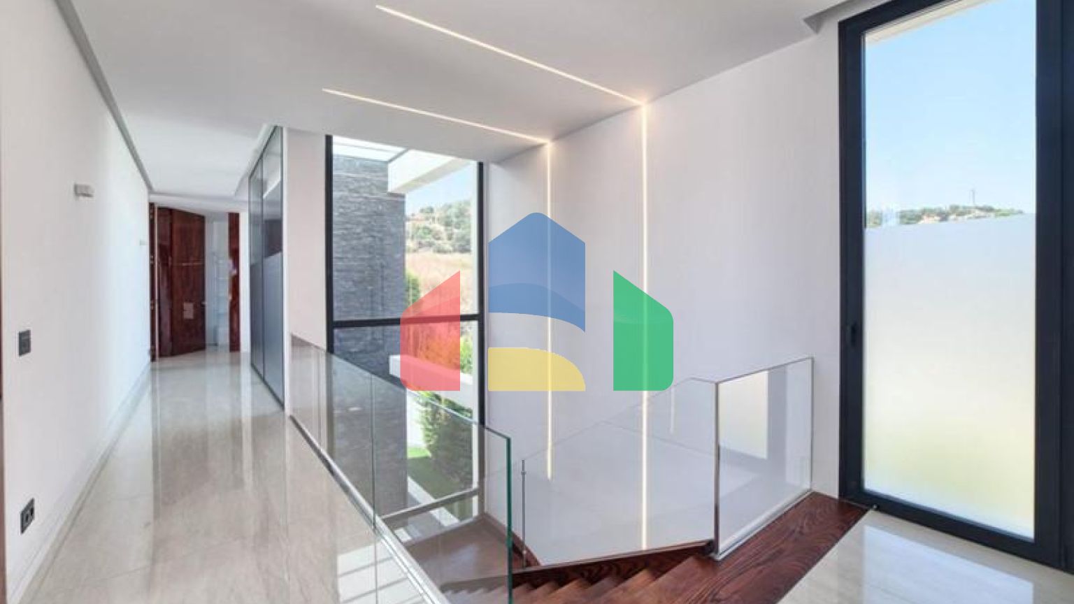 Современная вилла высочайшего качества, совершенно новая и готова к заселению.