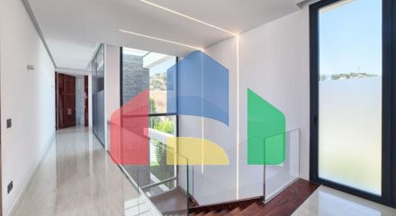 Современная вилла высочайшего качества, совершенно новая и готова к заселению.