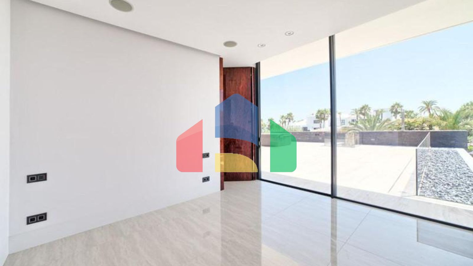 Современная вилла высочайшего качества, совершенно новая и готова к заселению.