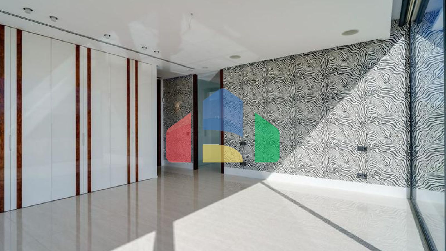 Современная вилла высочайшего качества, совершенно новая и готова к заселению.