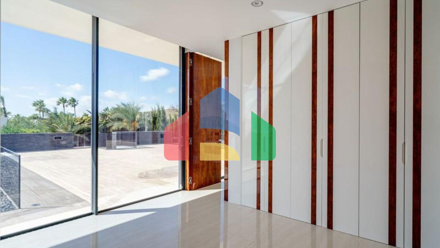 Современная вилла высочайшего качества, совершенно новая и готова к заселению.