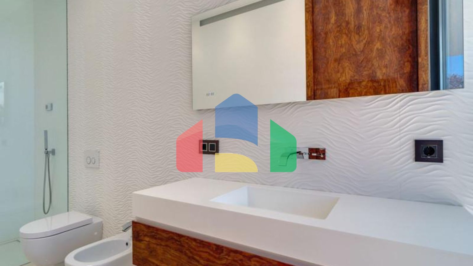 Современная вилла высочайшего качества, совершенно новая и готова к заселению.