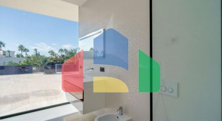 Современная вилла высочайшего качества, совершенно новая и готова к заселению.