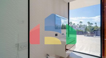 Современная вилла высочайшего качества, совершенно новая и готова к заселению.