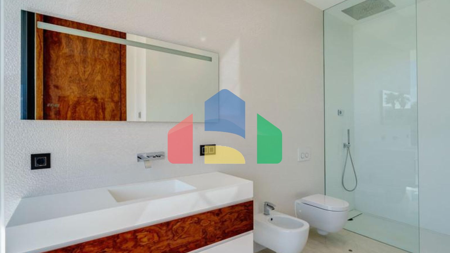 Современная вилла высочайшего качества, совершенно новая и готова к заселению.