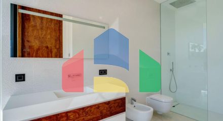 Современная вилла высочайшего качества, совершенно новая и готова к заселению.