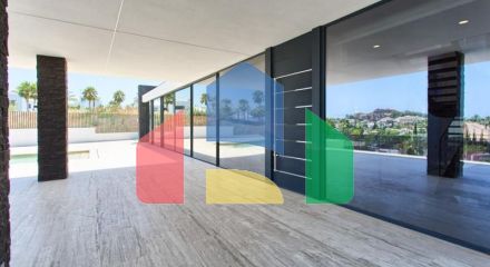 Современная вилла высочайшего качества, совершенно новая и готова к заселению.