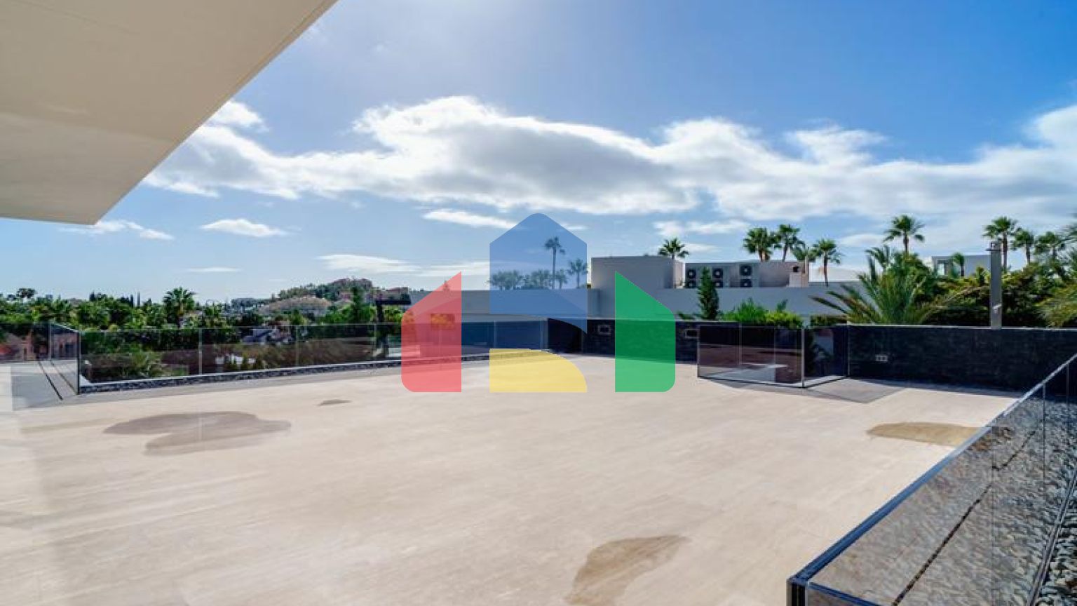 Современная вилла высочайшего качества, совершенно новая и готова к заселению.