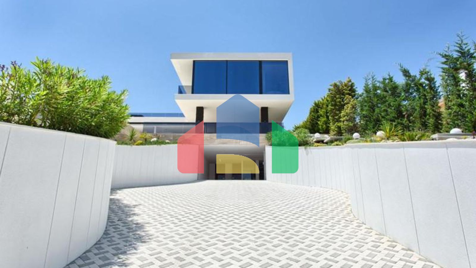 Современная вилла высочайшего качества, совершенно новая и готова к заселению.