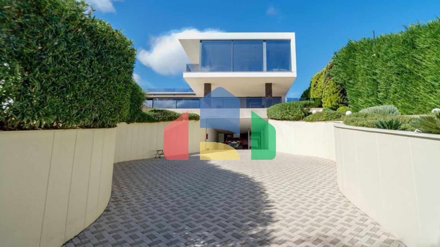 Современная вилла высочайшего качества, совершенно новая и готова к заселению.