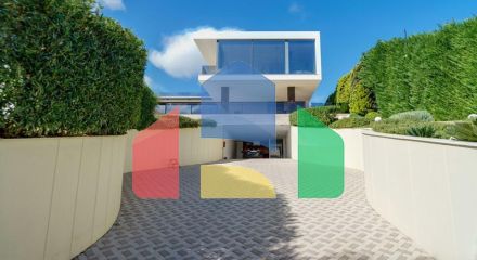 Современная вилла высочайшего качества, совершенно новая и готова к заселению.