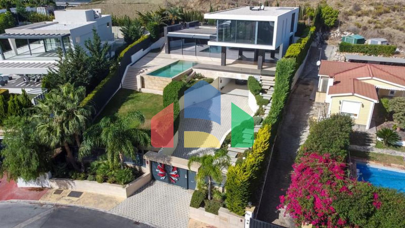 Современная вилла высочайшего качества, совершенно новая и готова к заселению.