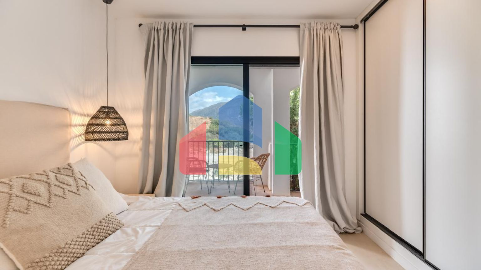 Потрясающий новый дуплекс в Лос-Пинос-де-Алоха, Новая Андалусия