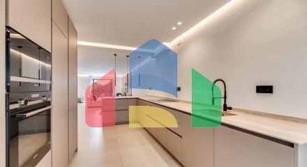 Потрясающий новый дуплекс в Лос-Пинос-де-Алоха, Новая Андалусия