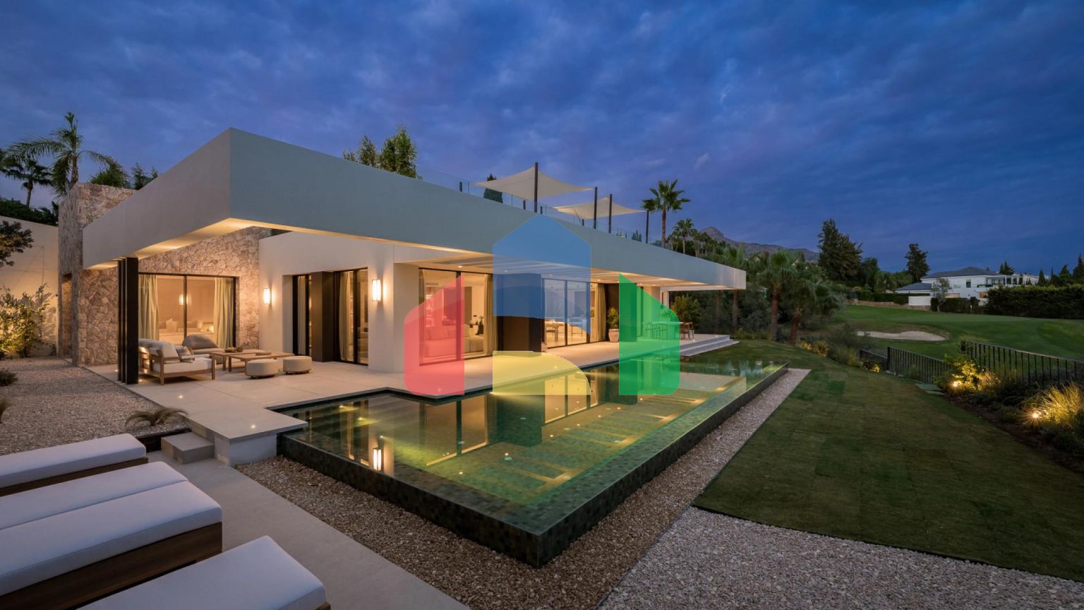 Роскошная Вилла на Первой Линии Поля для Гольфа с Дизайнерским Интерьером и Великолепными Видами