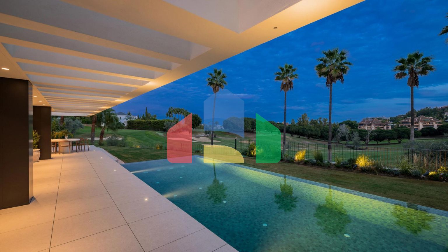 Роскошная Вилла на Первой Линии Поля для Гольфа с Дизайнерским Интерьером и Великолепными Видами