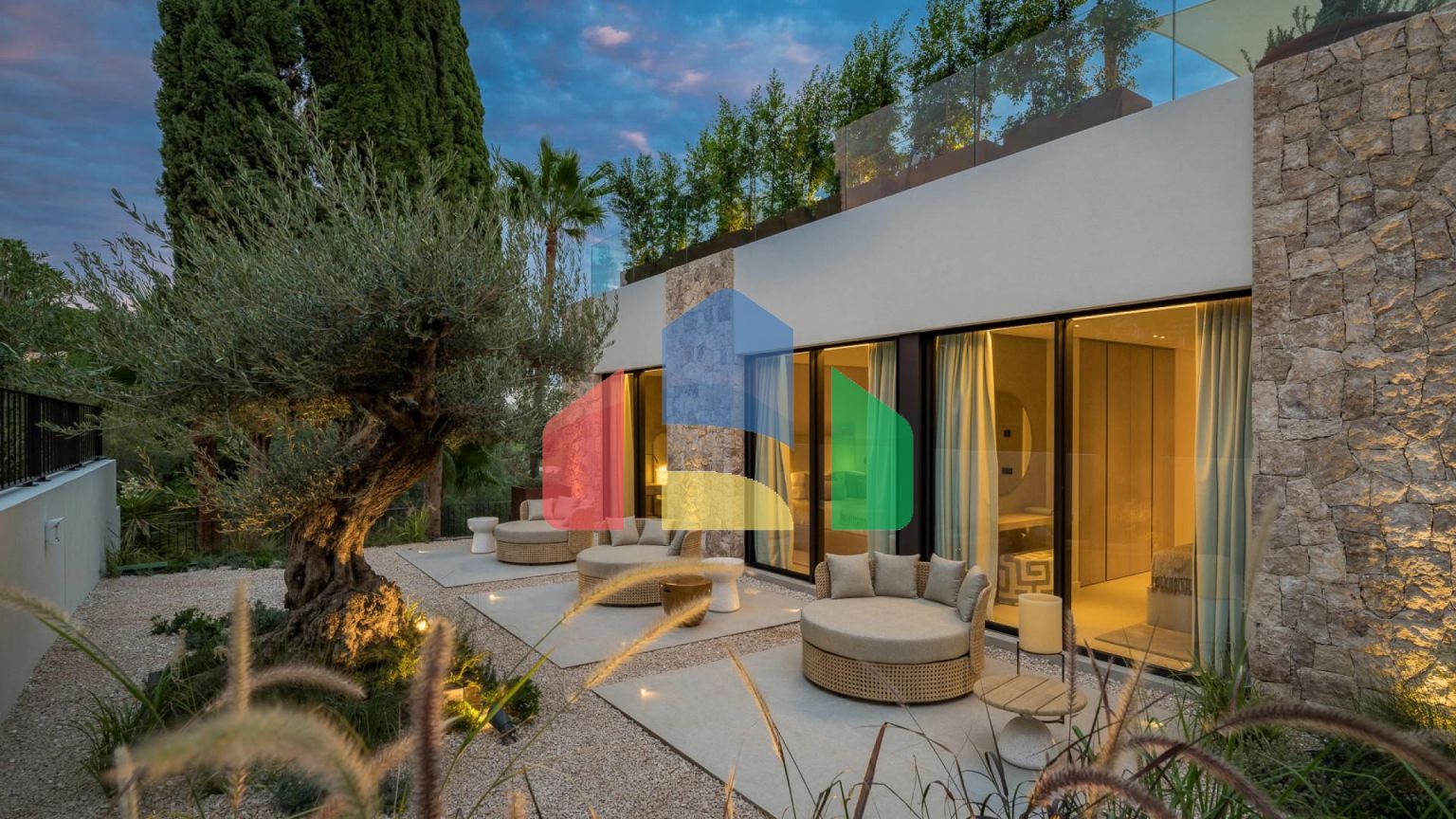 Роскошная Вилла на Первой Линии Поля для Гольфа с Дизайнерским Интерьером и Великолепными Видами