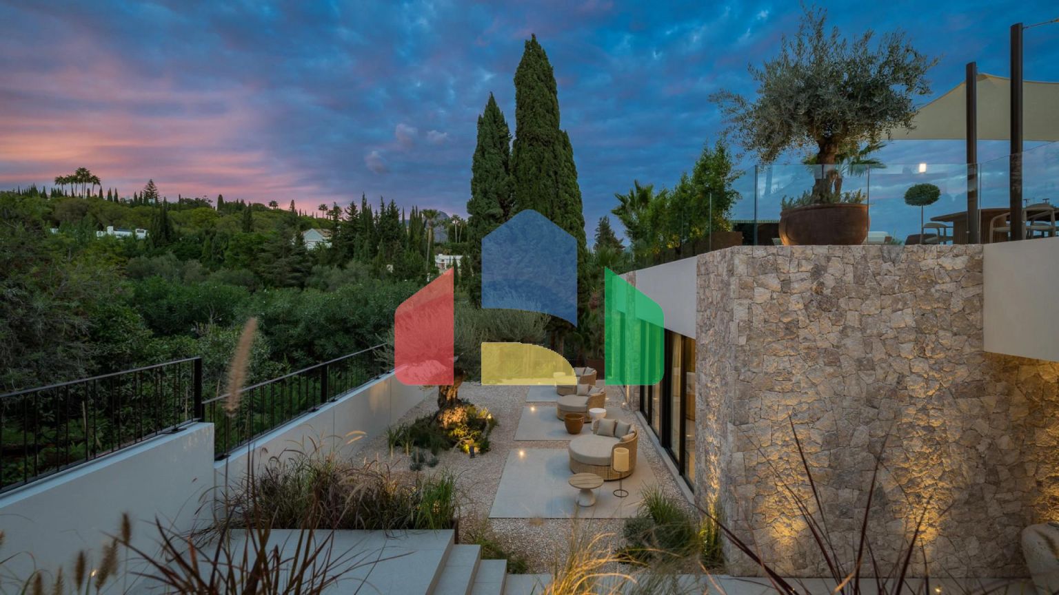 Роскошная Вилла на Первой Линии Поля для Гольфа с Дизайнерским Интерьером и Великолепными Видами