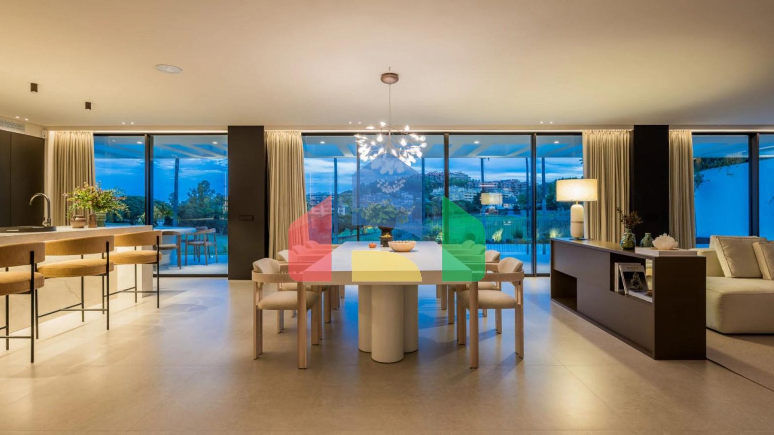 Роскошная Вилла на Первой Линии Поля для Гольфа с Дизайнерским Интерьером и Великолепными Видами