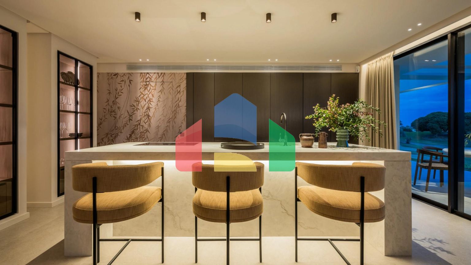 Роскошная Вилла на Первой Линии Поля для Гольфа с Дизайнерским Интерьером и Великолепными Видами