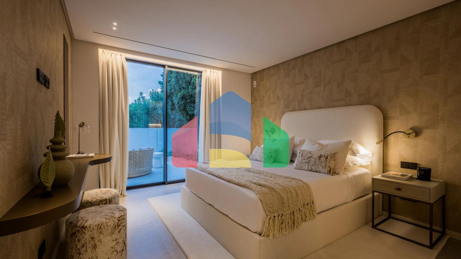 Роскошная Вилла на Первой Линии Поля для Гольфа с Дизайнерским Интерьером и Великолепными Видами