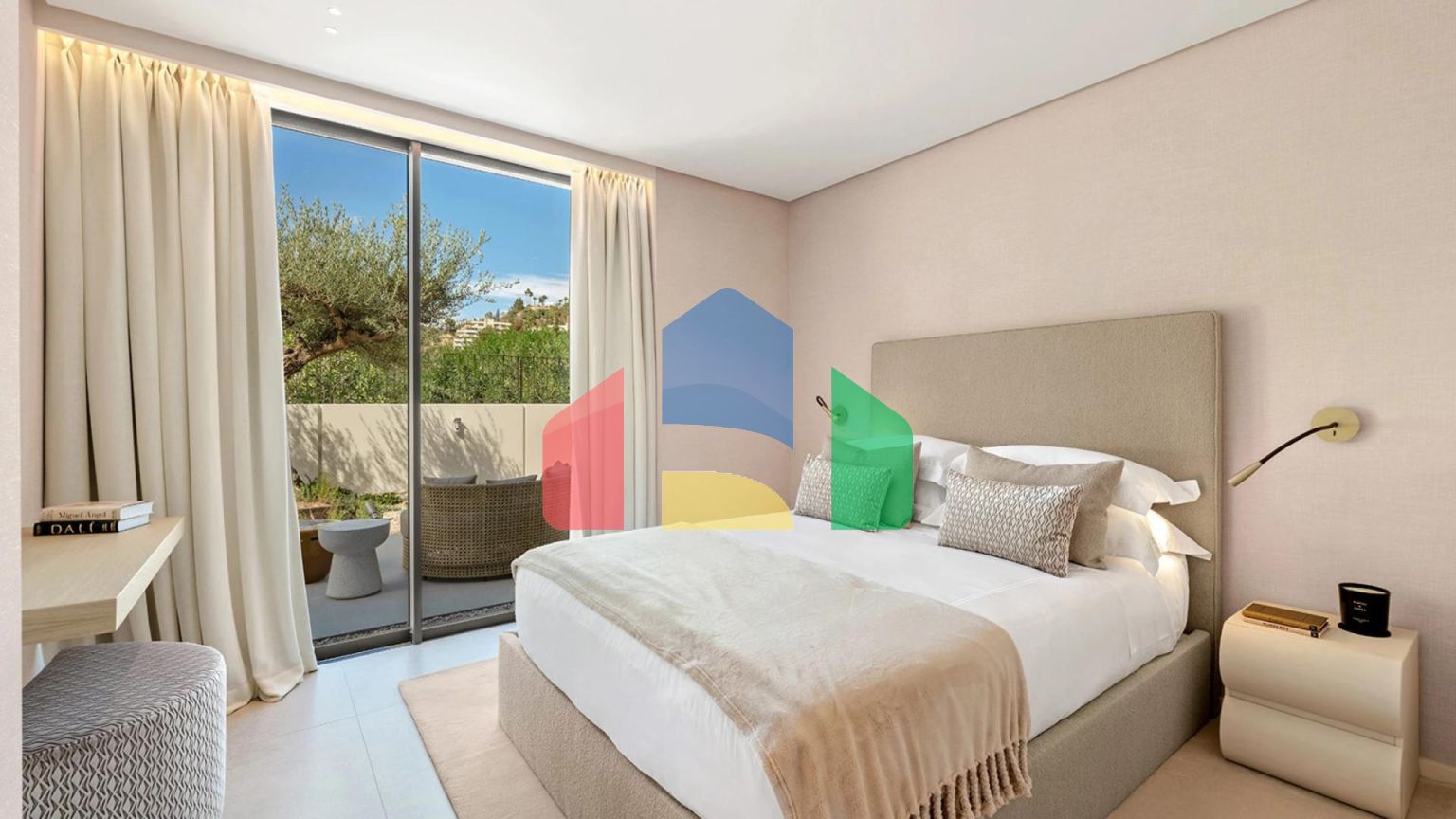 Роскошная Вилла на Первой Линии Поля для Гольфа с Дизайнерским Интерьером и Великолепными Видами