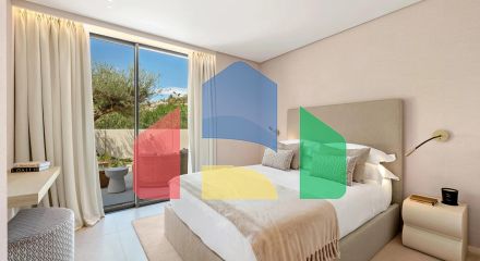 Роскошная Вилла на Первой Линии Поля для Гольфа с Дизайнерским Интерьером и Великолепными Видами