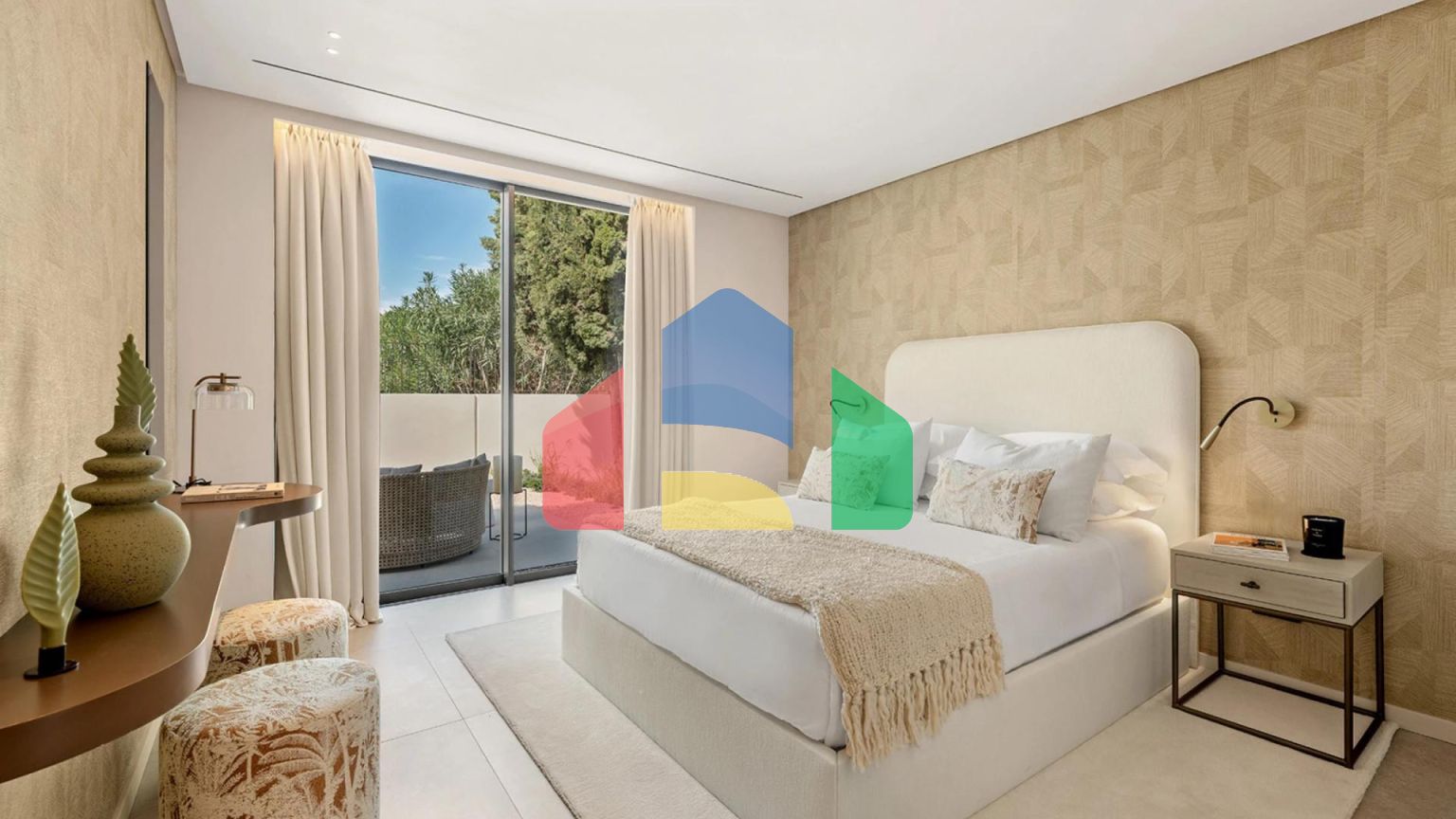 Роскошная Вилла на Первой Линии Поля для Гольфа с Дизайнерским Интерьером и Великолепными Видами