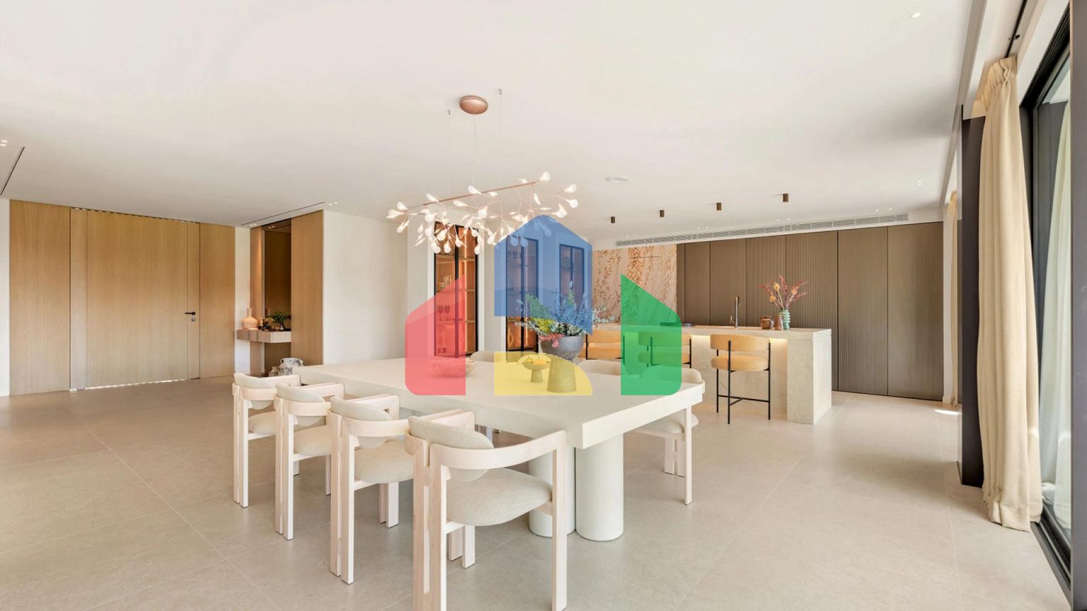 Роскошная Вилла на Первой Линии Поля для Гольфа с Дизайнерским Интерьером и Великолепными Видами