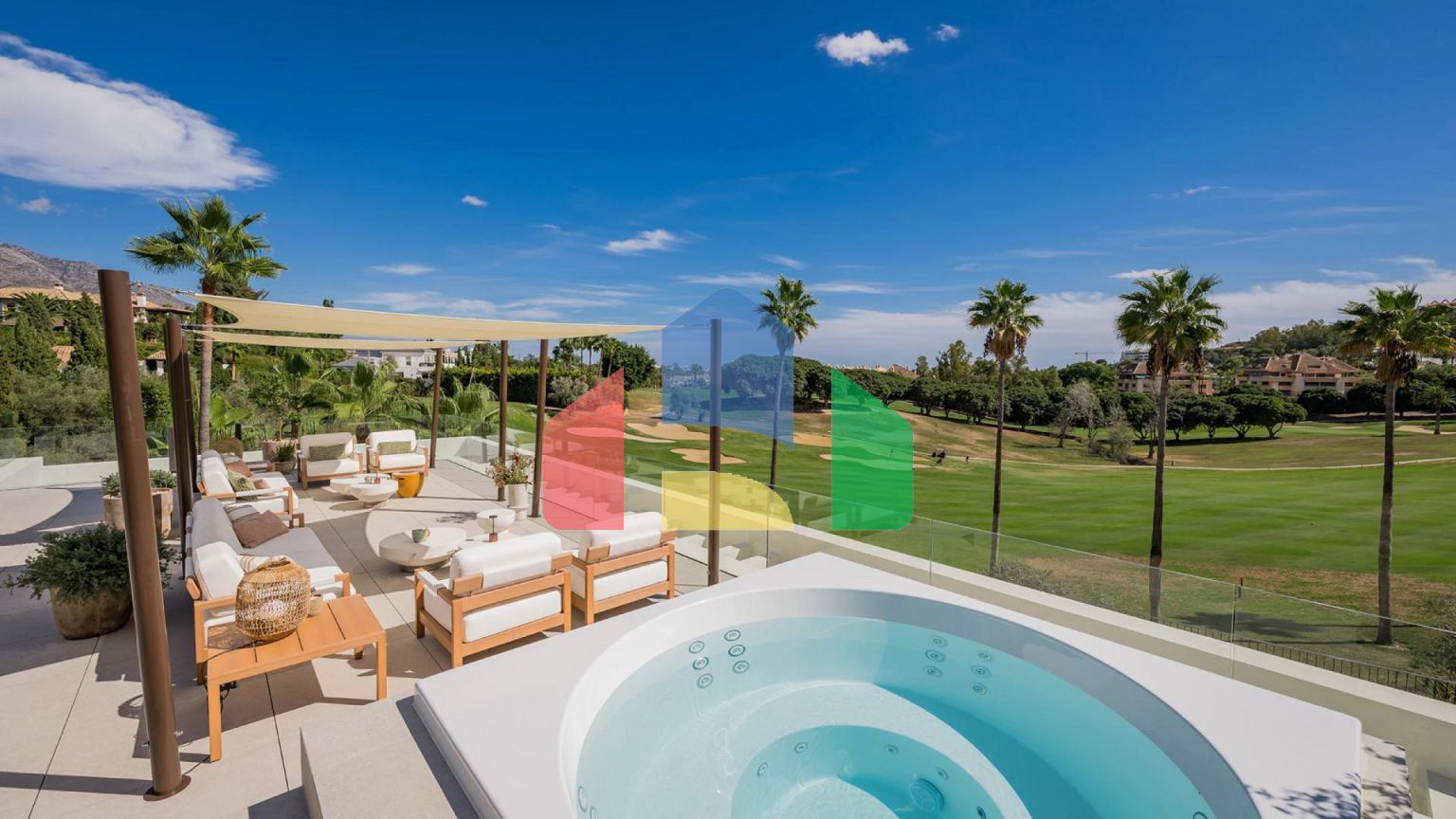 Роскошная Вилла на Первой Линии Поля для Гольфа с Дизайнерским Интерьером и Великолепными Видами