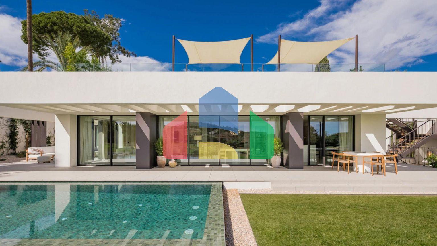 Роскошная Вилла на Первой Линии Поля для Гольфа с Дизайнерским Интерьером и Великолепными Видами