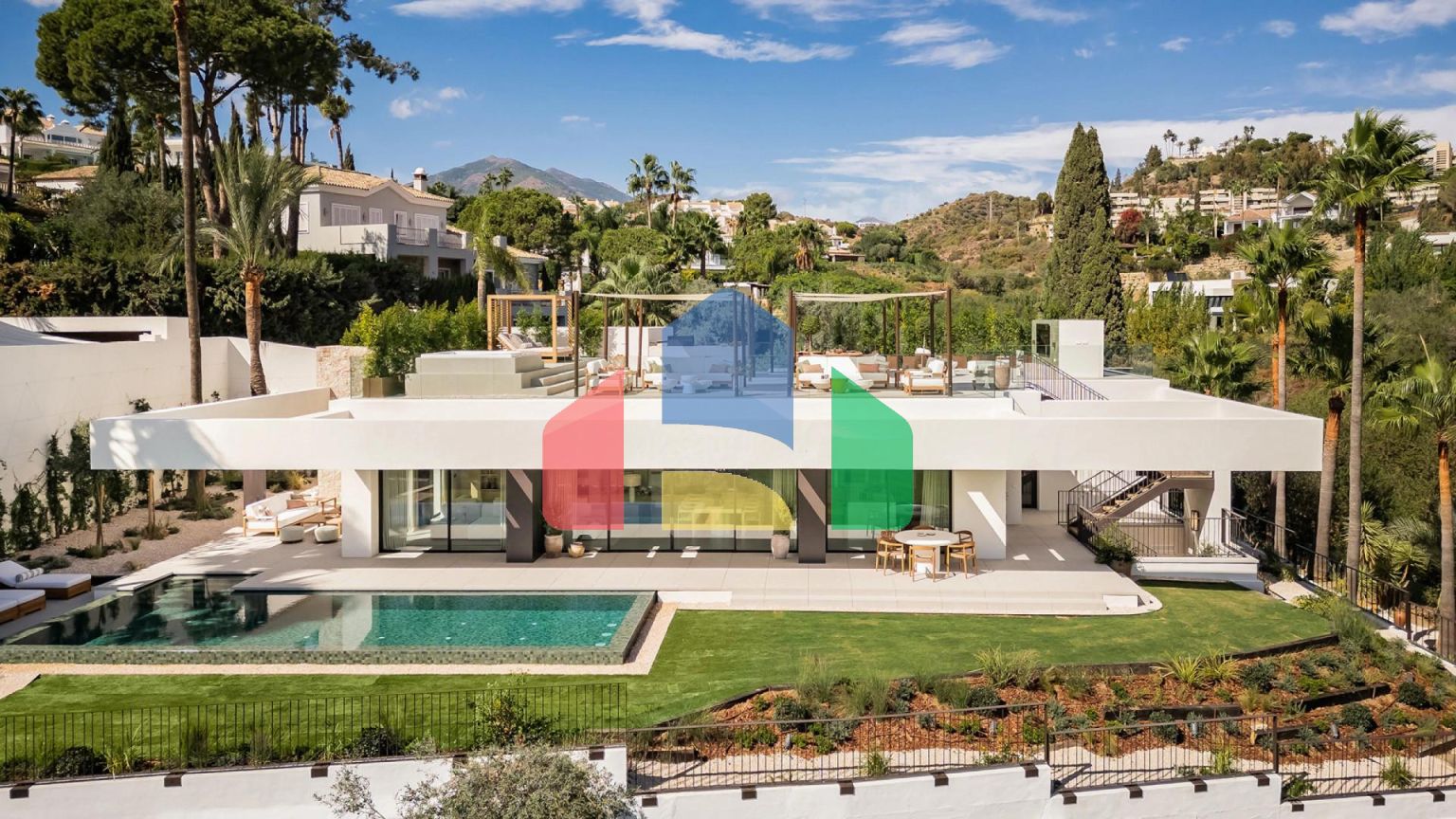 Роскошная Вилла на Первой Линии Поля для Гольфа с Дизайнерским Интерьером и Великолепными Видами