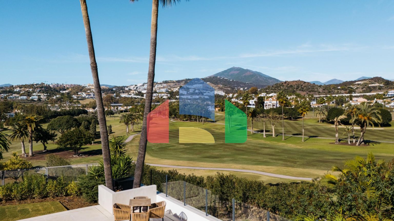 Впечатляющая вилла с 5 спальнями на продажу в гольф-клубе Лос-Наранхос, Нуэва-Андалусия.