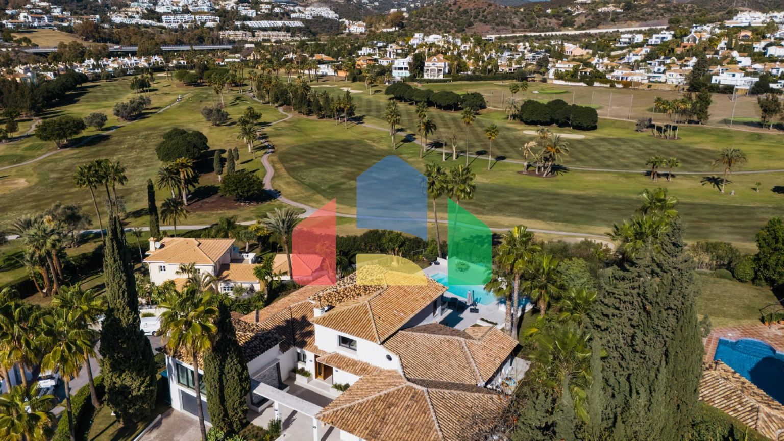 Впечатляющая вилла с 5 спальнями на продажу в гольф-клубе Лос-Наранхос, Нуэва-Андалусия.