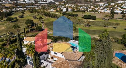 Впечатляющая вилла с 5 спальнями на продажу в гольф-клубе Лос-Наранхос, Нуэва-Андалусия.