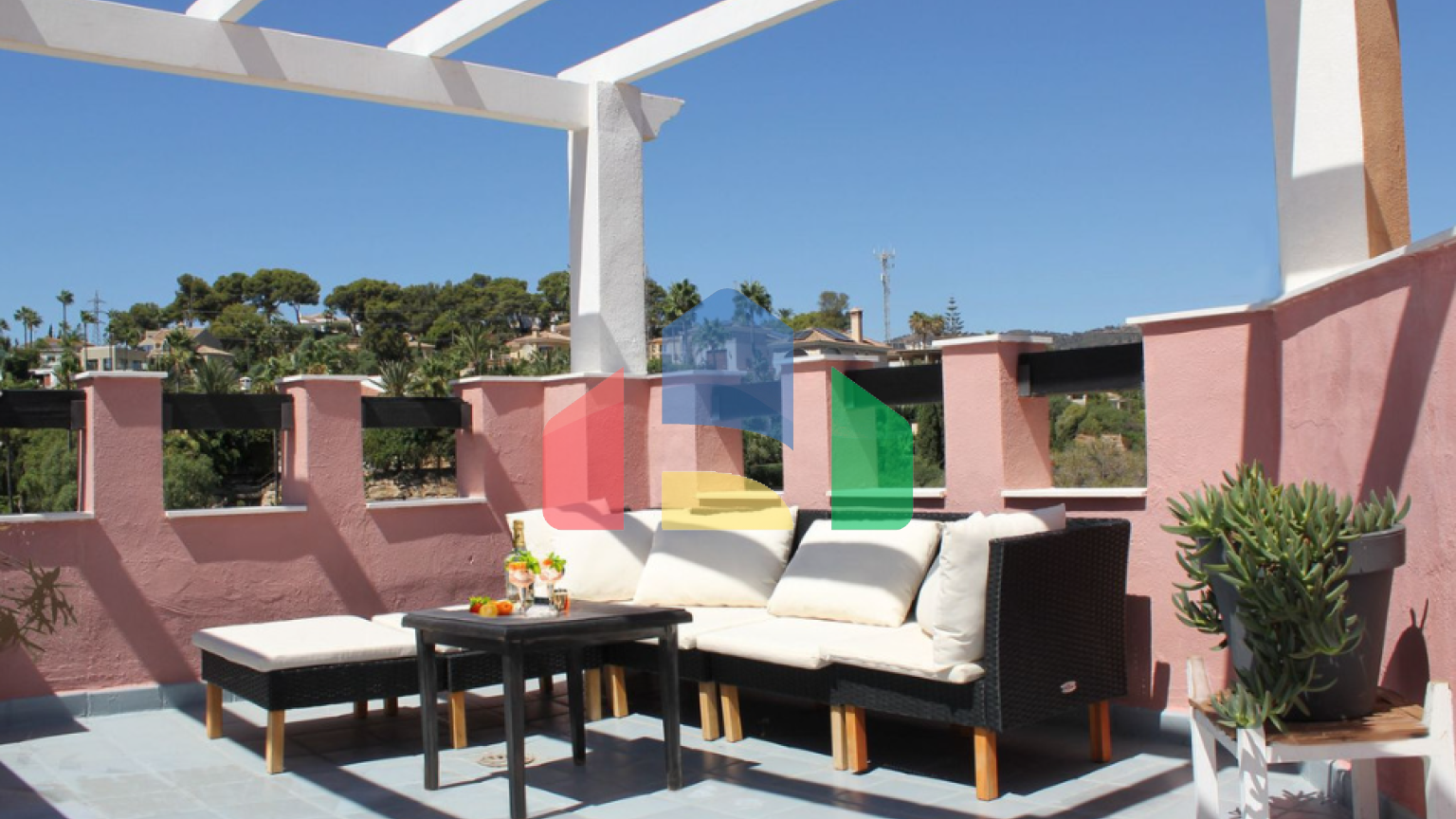 Просторный угловой пентхаус с панорамными видами в Марбелье