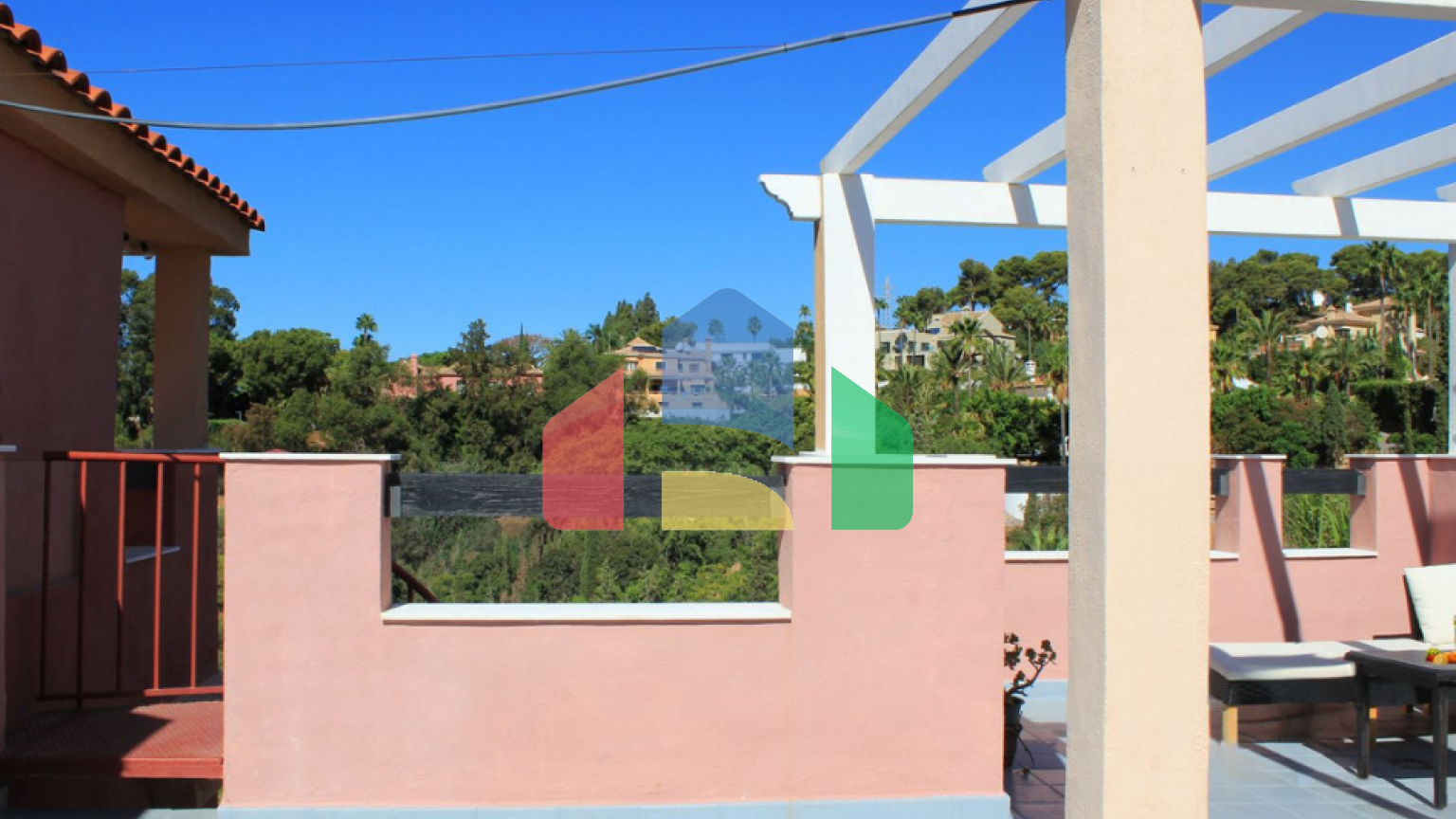 Просторный угловой пентхаус с панорамными видами в Марбелье