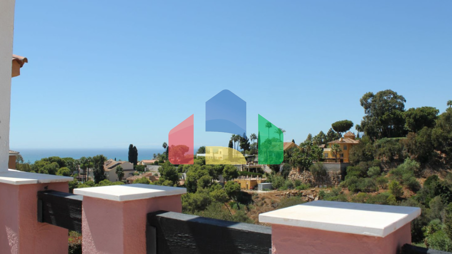 Просторный угловой пентхаус с панорамными видами в Марбелье