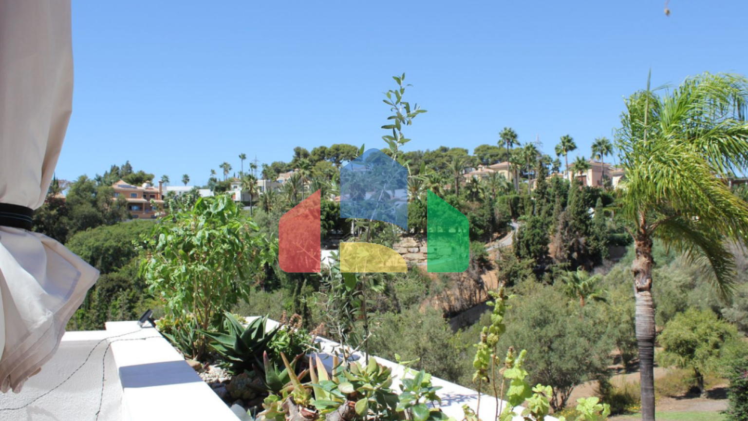 Просторный угловой пентхаус с панорамными видами в Марбелье