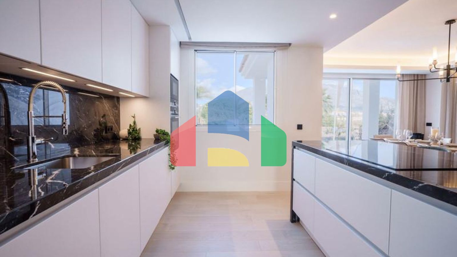 КРАСИВАЯ СОВРЕМЕННАЯ ВИЛЛА НА ПРОДАЖУ В ТИХОМ И ЖИЛОМ ЭКСКЛЮЗИВНОМ РАЙОНЕ НУЭВА-АНДАЛУСИИ