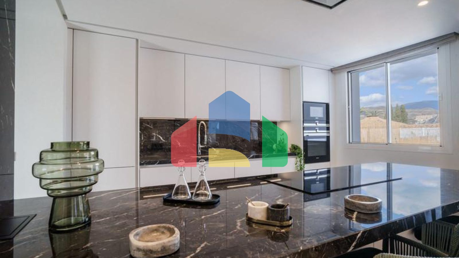 КРАСИВАЯ СОВРЕМЕННАЯ ВИЛЛА НА ПРОДАЖУ В ТИХОМ И ЖИЛОМ ЭКСКЛЮЗИВНОМ РАЙОНЕ НУЭВА-АНДАЛУСИИ