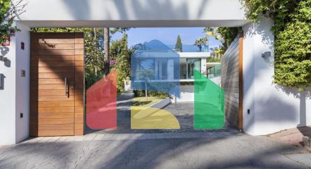 Добро пожаловать на виллу Las Brisas 41, современную и красивую виллу с пятью спальнями в самом сердце Новой Андалусии.