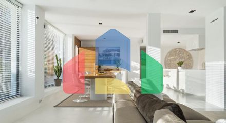 Добро пожаловать на виллу Las Brisas 41, современную и красивую виллу с пятью спальнями в самом сердце Новой Андалусии.