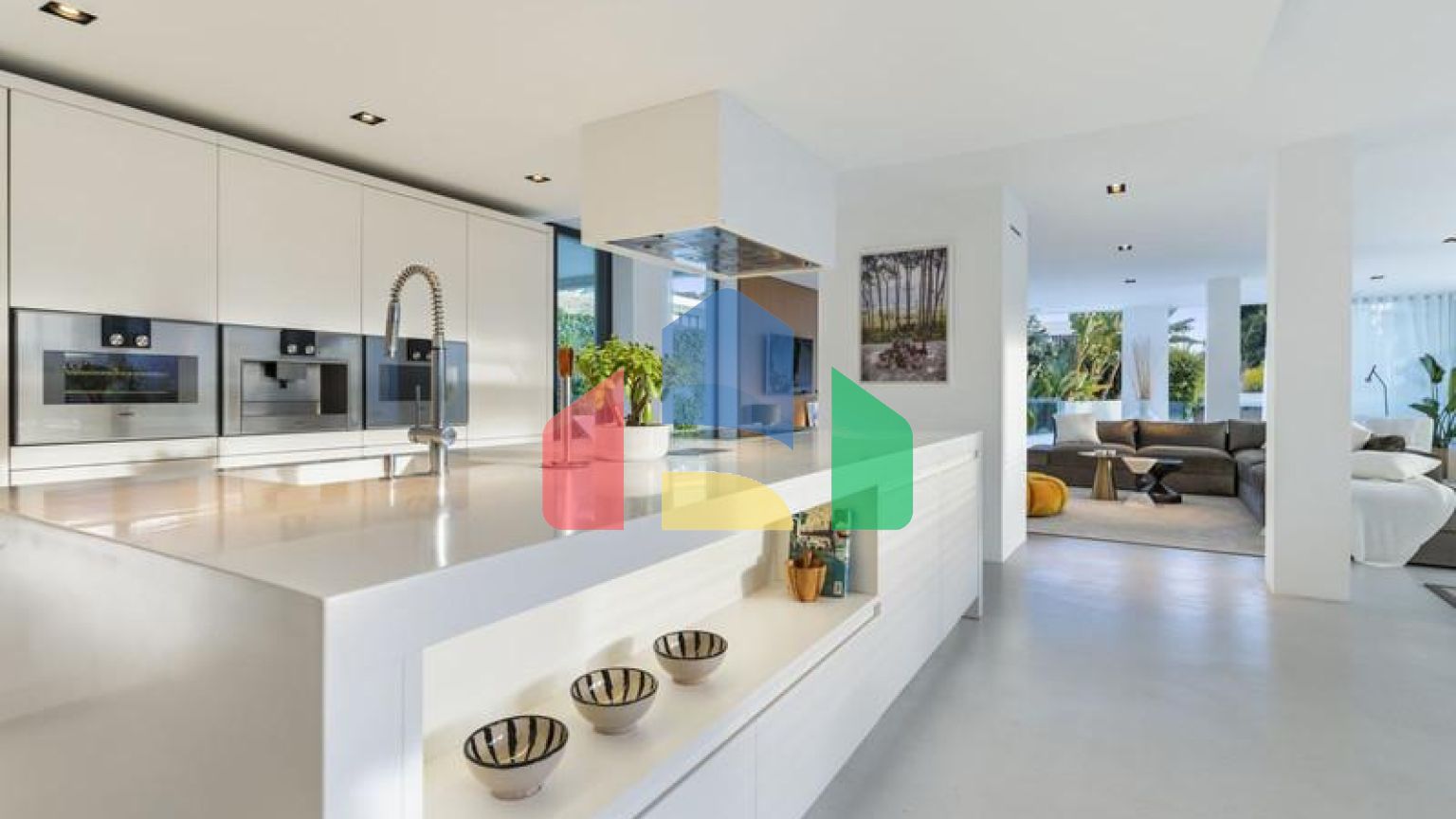 Добро пожаловать на виллу Las Brisas 41, современную и красивую виллу с пятью спальнями в самом сердце Новой Андалусии.