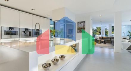 Добро пожаловать на виллу Las Brisas 41, современную и красивую виллу с пятью спальнями в самом сердце Новой Андалусии.