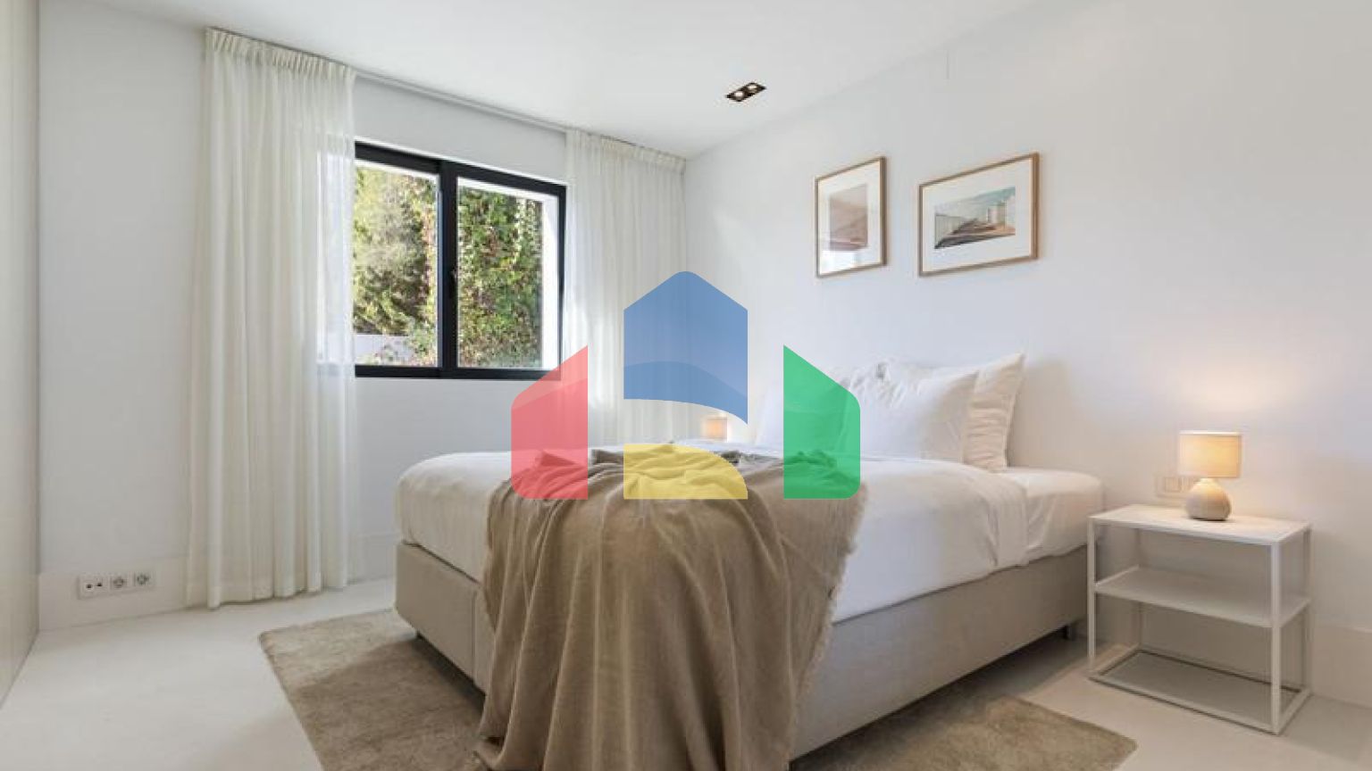 Добро пожаловать на виллу Las Brisas 41, современную и красивую виллу с пятью спальнями в самом сердце Новой Андалусии.