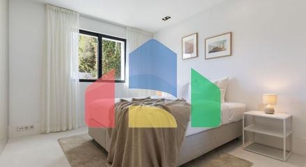 Добро пожаловать на виллу Las Brisas 41, современную и красивую виллу с пятью спальнями в самом сердце Новой Андалусии.