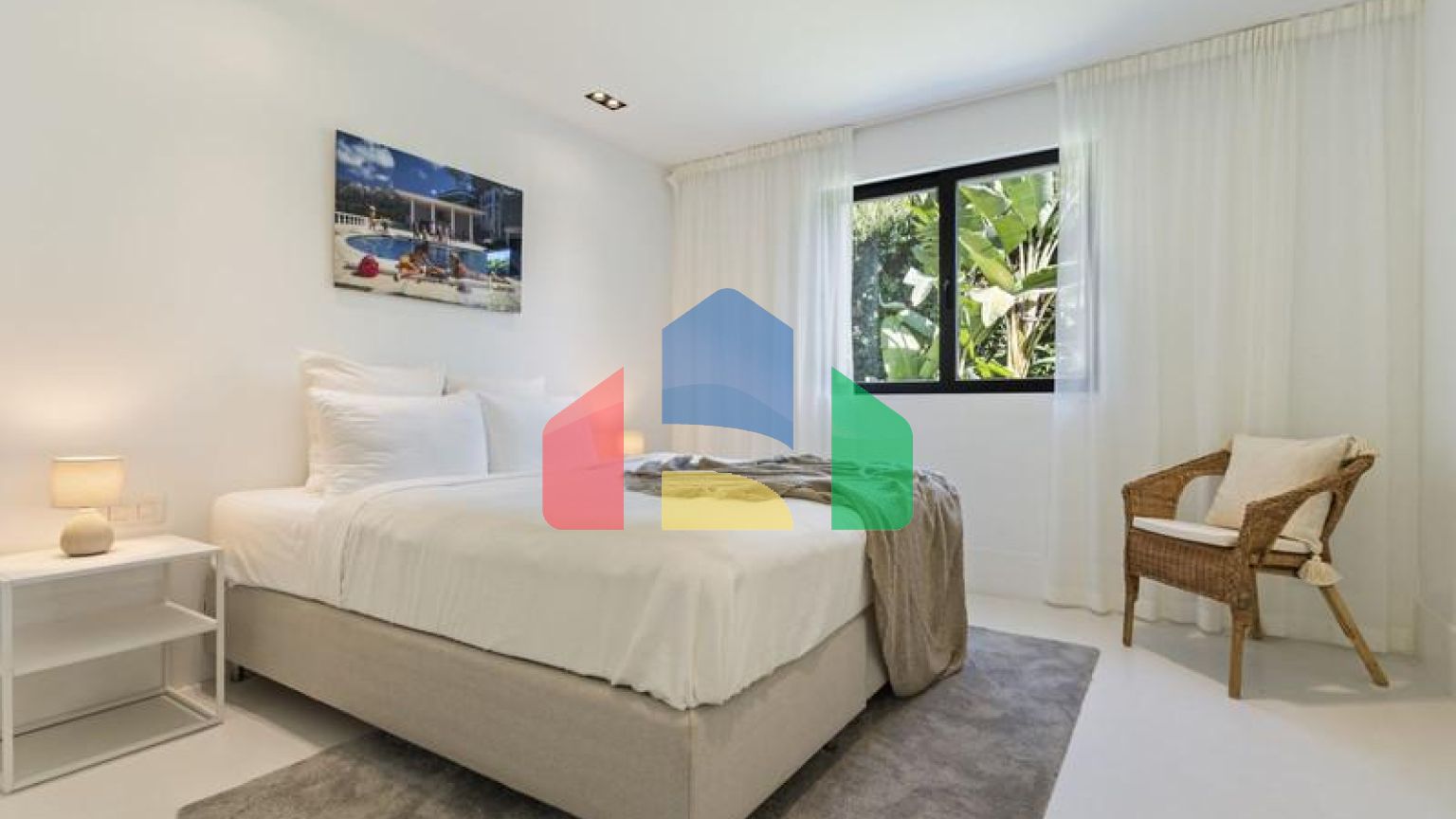 Добро пожаловать на виллу Las Brisas 41, современную и красивую виллу с пятью спальнями в самом сердце Новой Андалусии.