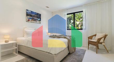 Добро пожаловать на виллу Las Brisas 41, современную и красивую виллу с пятью спальнями в самом сердце Новой Андалусии.