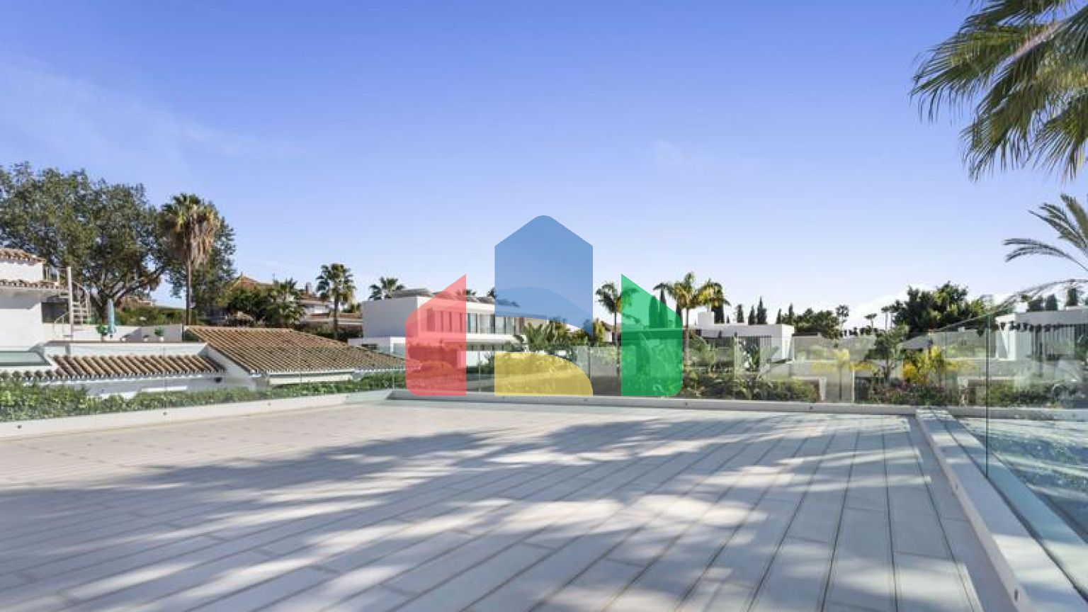 Добро пожаловать на виллу Las Brisas 41, современную и красивую виллу с пятью спальнями в самом сердце Новой Андалусии.